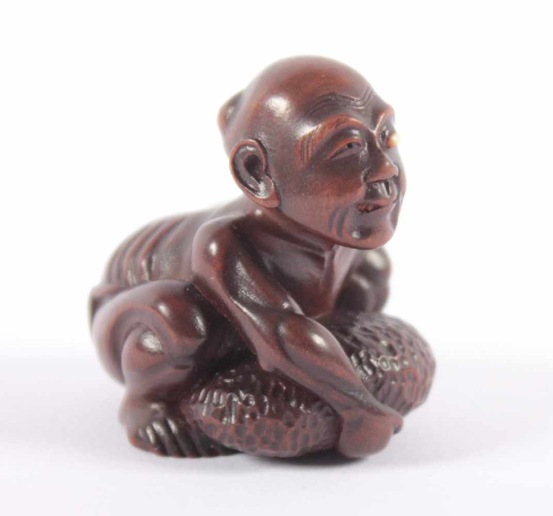 NETSUKE BLINDER MIT LEUCOMA, dunkles, feinmaseriges Holz, fein geschnitzt und graviert, krankes Auge