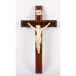 KRUZIFIX, Corpus Christ aus Elfenbein, geschnitzt, Holzkreuz, 42 x 22 (Kreuz), FRANKREICH, um