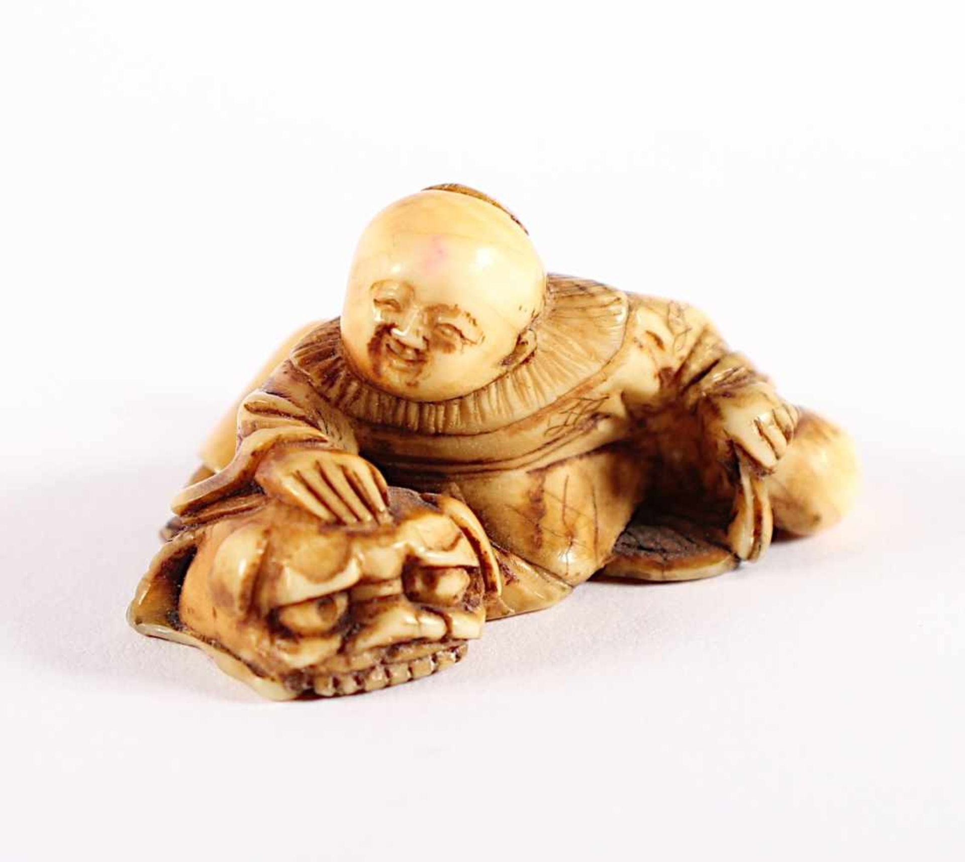 NETSUKE, Elfenbein, Karako mit einer Shishimai-Maske und einem Fächer, schöne Patina, L 3,6, - Bild 2 aus 4