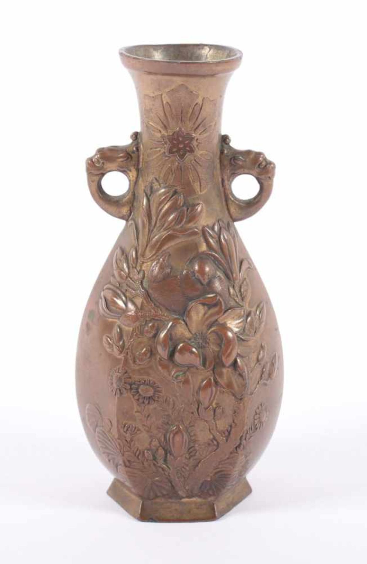 VASE, Metalllegierung, am Hals zwei Löwenkopfhenkel, Reliefdekor, H 17, JAPAN, Meiji - Image 2 of 3