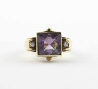 AMETHYSTRING, 585/ooo Gelbgold, besetzt mit einem hellen Amethyst und Diamanten von zusammen ca. 0,