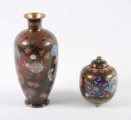 CLOISONNÉ-VASE UND -DOSE, in feiner Messingdrahtzeichnung farbiger Emailcloisonnédekor, H bis 18,