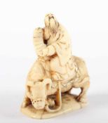 NETSUKE ROSHI, Elfenbein, sehr fein geschnitzt und graviert, Details dunkel akzentuiert, Laotse, der