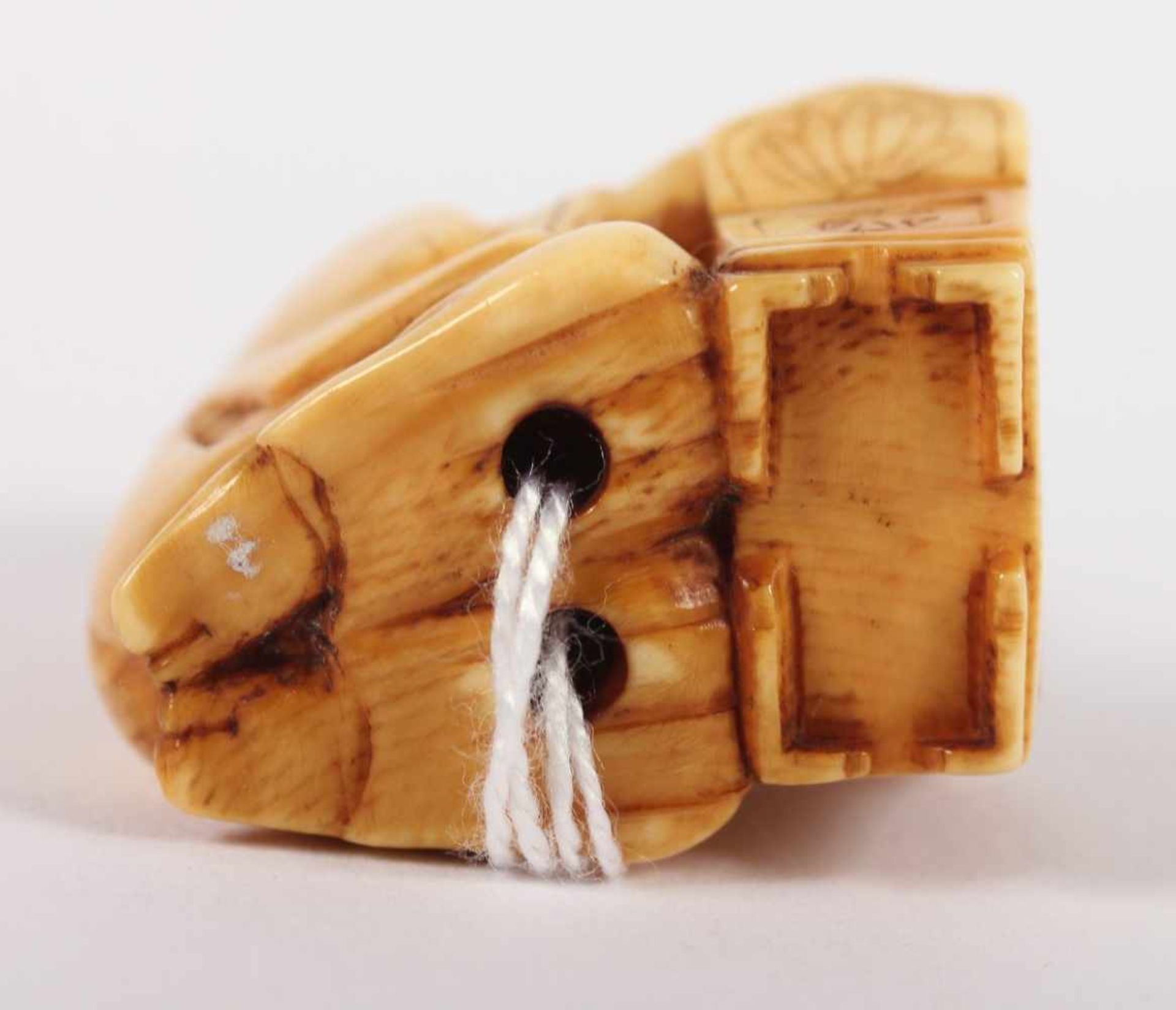 NETSUKE MOKKIN-SPIELER, Elfenbein, kniend hinter dem aus Indonesien stammenden, Xylophon-artigem - Image 4 of 4