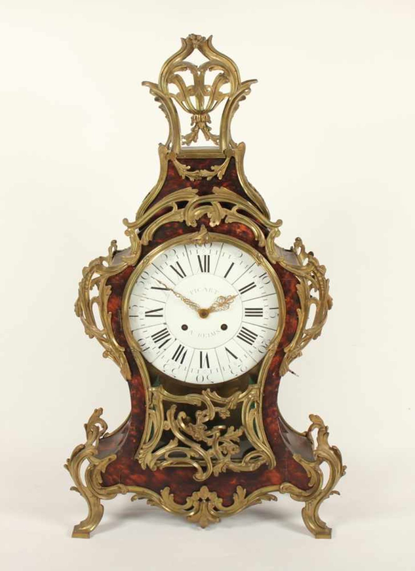 GROSSE LOUIS-XV-PENDULE, lackiertes Holzgehäuse in Schildpattoptik, vergoldete