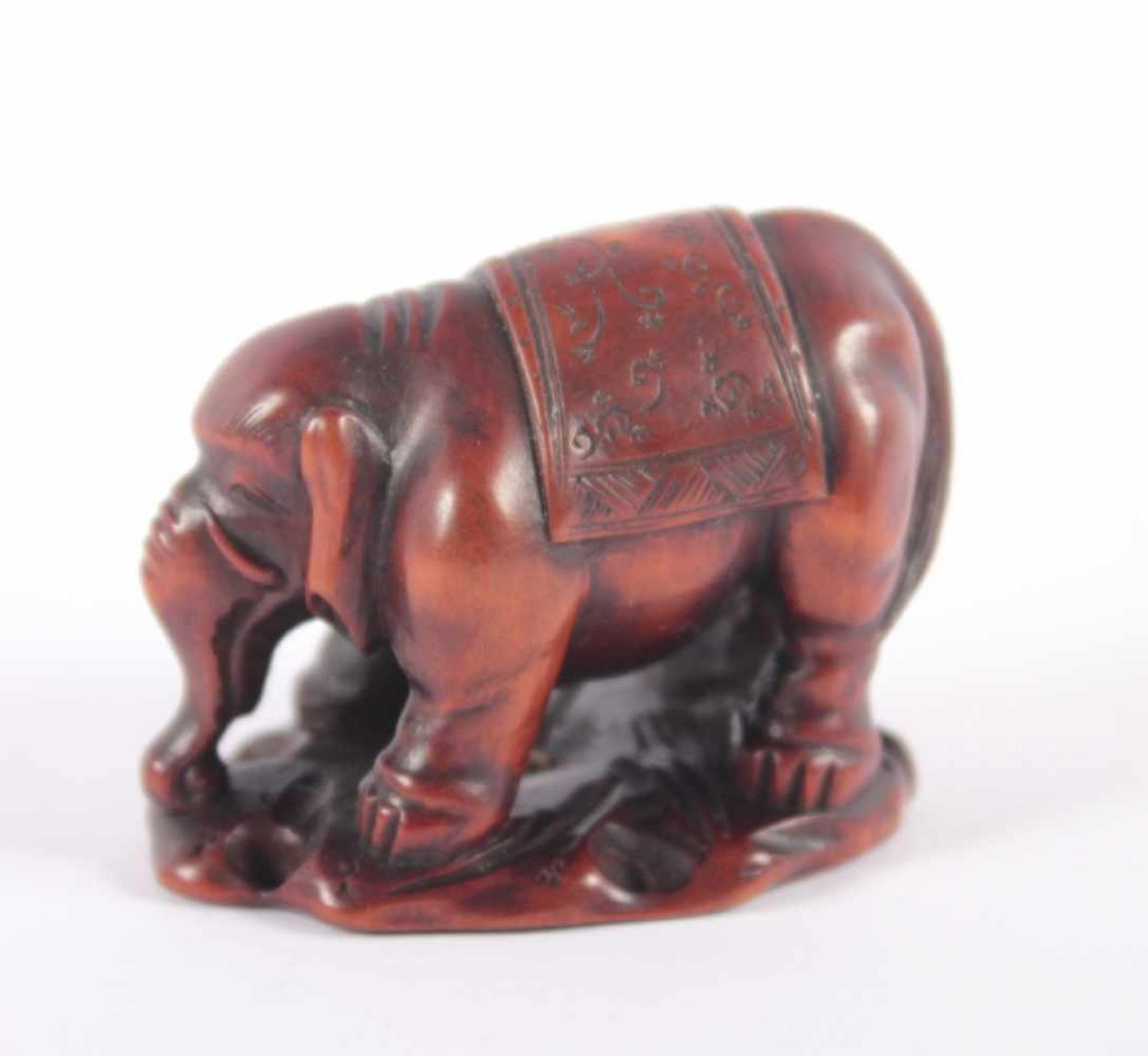 NETSUKE STEHENDER ELEFANT, Holz, fein geschnitzt und graviert, das kräftige Tier trägt eine mit - Image 2 of 3