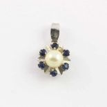 ANHÄNGER, 585/ooo, Weißgold, besetzt mit einer kleinen Perle, entouriert von Safiren, Dm 1,3, 1,8g