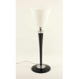 MAZDA-LAMPE, Metall, verchromt, Holz, schwarz lackiert, Schirm aus Milchglas, einflammig, H 77,