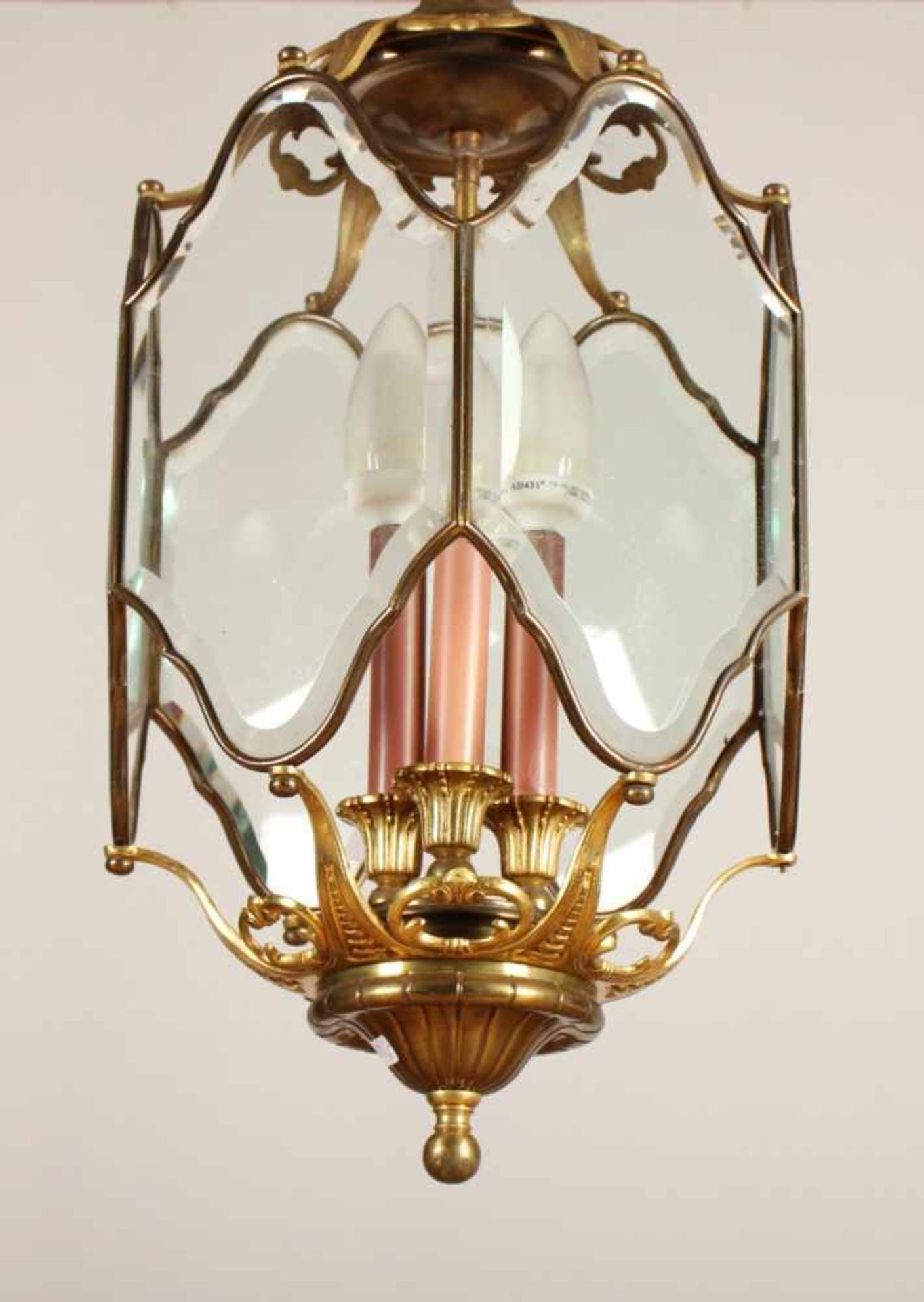 DECKENAMPEL, Bronze/Messing, dreiflammig, facettierte Verglasung, H 60, Aufhängung fehlt - Bild 2 aus 2