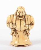 NETSUKE SHOZUKA BABA, Elfenbein, fein geschnitzt, graviert und teils dunkel akzentuiert, schöne,