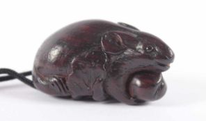 NETSUKE RATTE MIT RETTICH, sehr fein geschnitztes und graviertes dunkles Holz, Augen dunkles Horn,