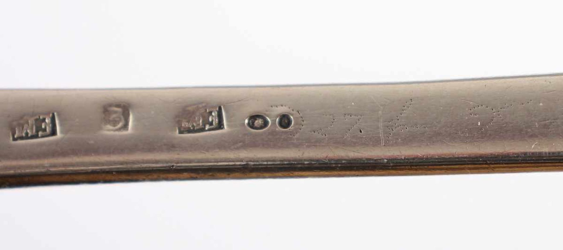 GROSSER KLOSSLÖFFEL, 13lötig, Griff mit graviertem und punziertem Dekor, Monogramm "JFM", L 36, - Image 2 of 2