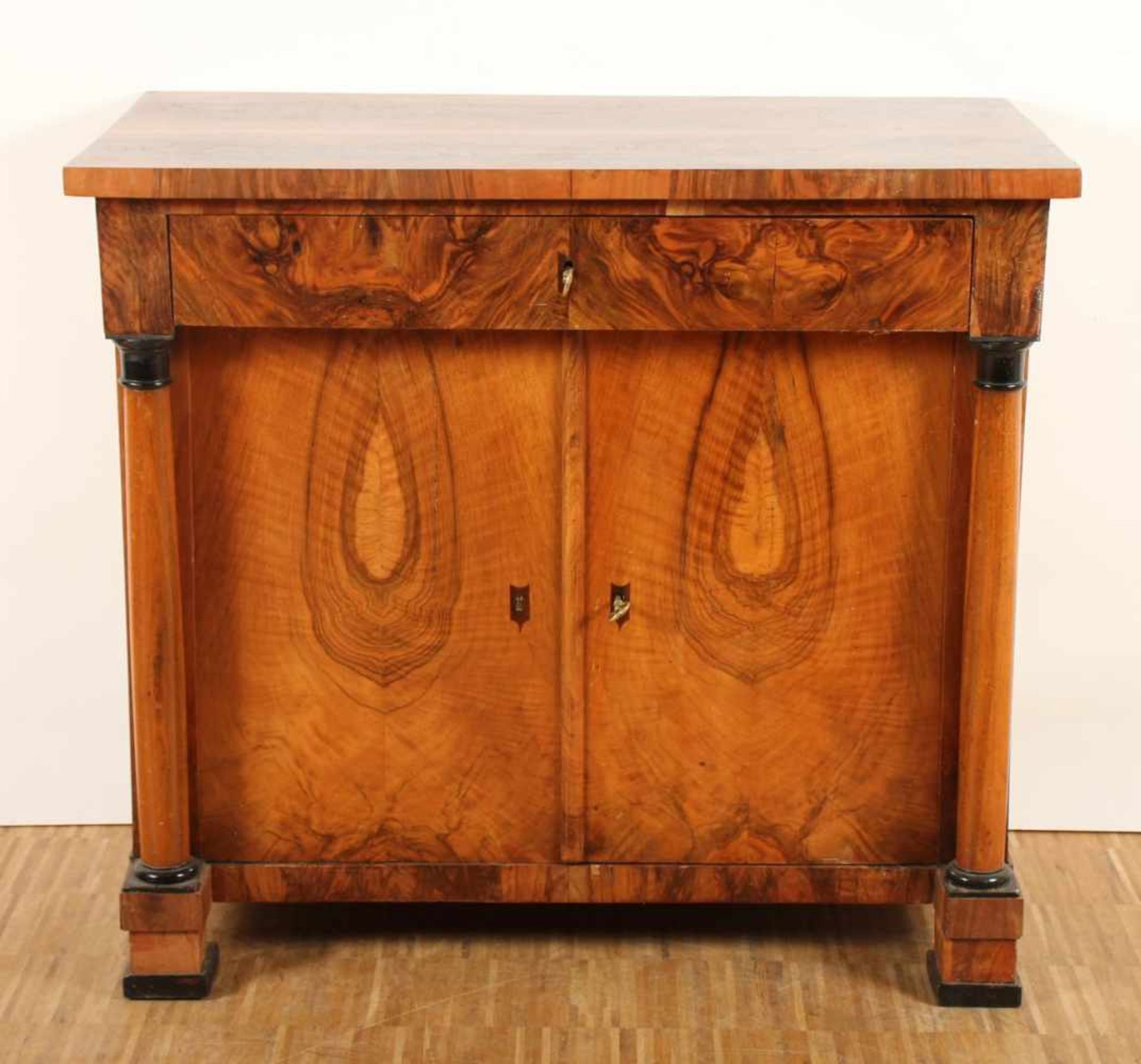 BIEDERMEIER-HALBSCHRANK, Nussbaum, einschübiger und zweitüriger Korpus, H 85, B 93, T 52, DEUTSCH,