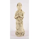 BLANC DE CHINE-FIGUR EINES STEHENDEN GUANYIN, Porzellan, auf einem Wellenberg mit Lotosblüten und