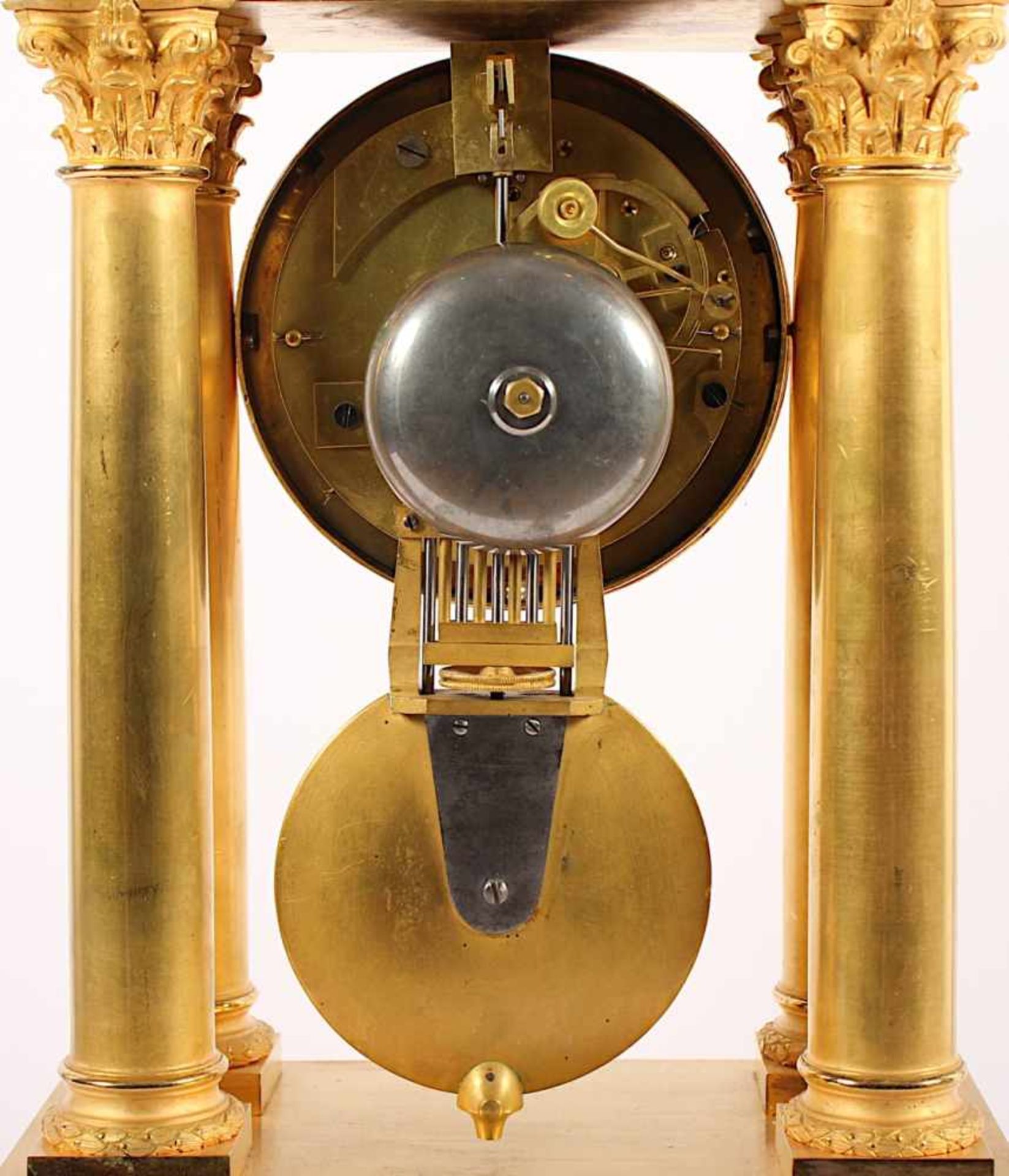 PORTALUHR, Bronze und Messing, vergoldet, Werk mit Kompensationspendel und Schlag auf Glocke, - Bild 4 aus 4