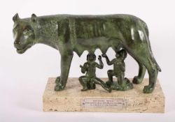 DIE KAPITOLINISCHE WÖLFIN, Romulus und Remus säugend, (die mythischen Gründer Roms), Bronze, grün