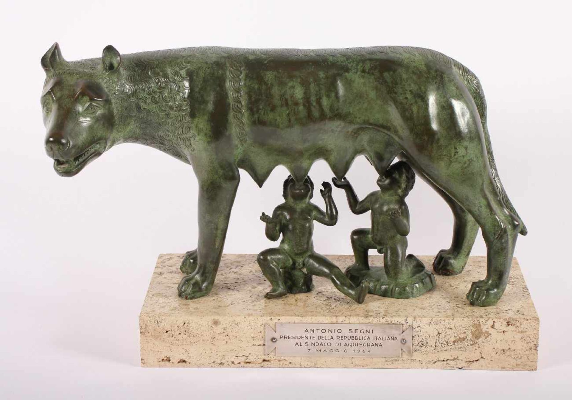 DIE KAPITOLINISCHE WÖLFIN, Romulus und Remus säugend, (die mythischen Gründer Roms), Bronze, grün