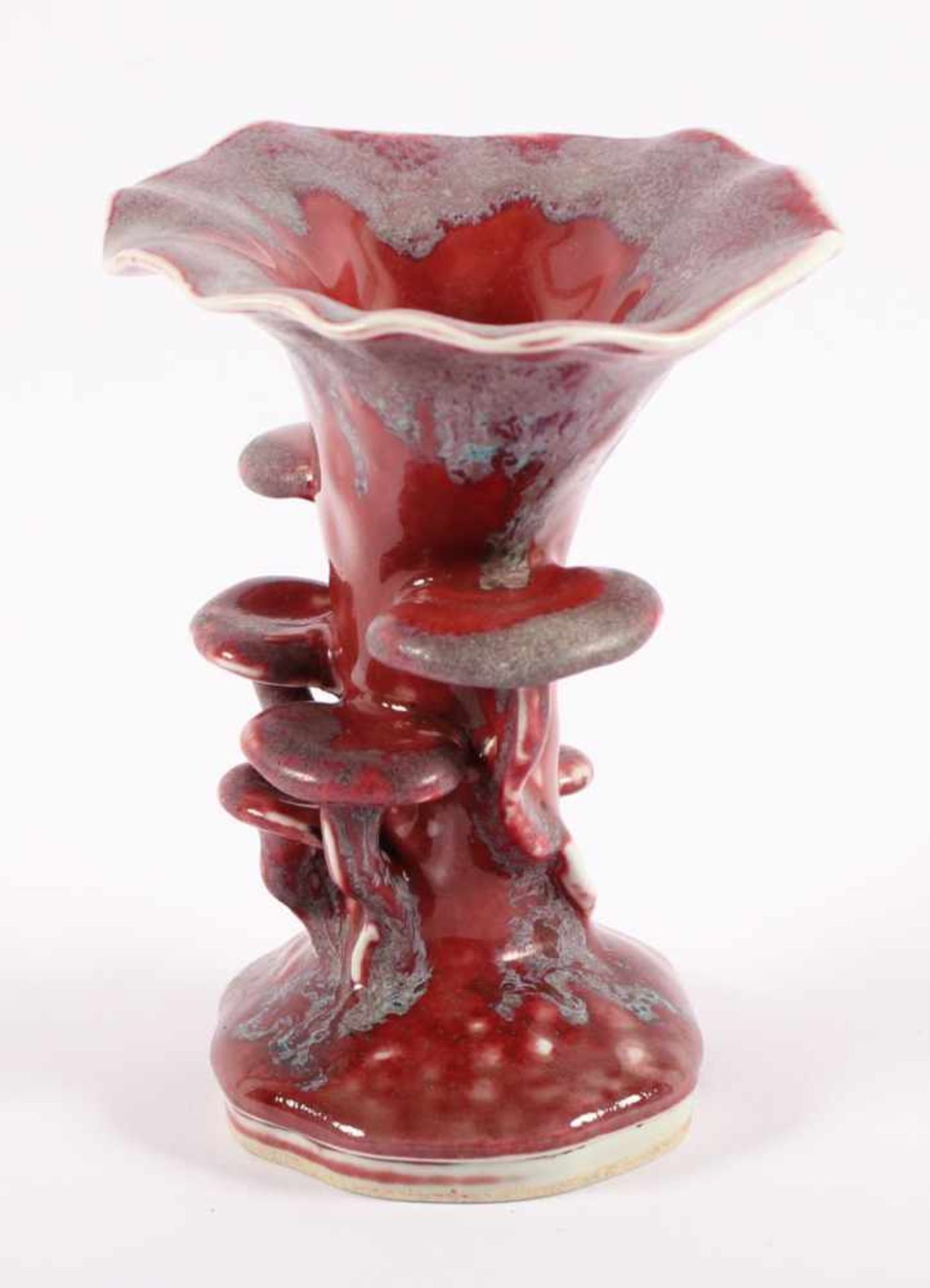 VASE, Porzellan, in Form einer Gruppe Lingzhi-Pilze, rote Verlaufsglasur, H 16, Haarrisse, CHINA - Bild 2 aus 4