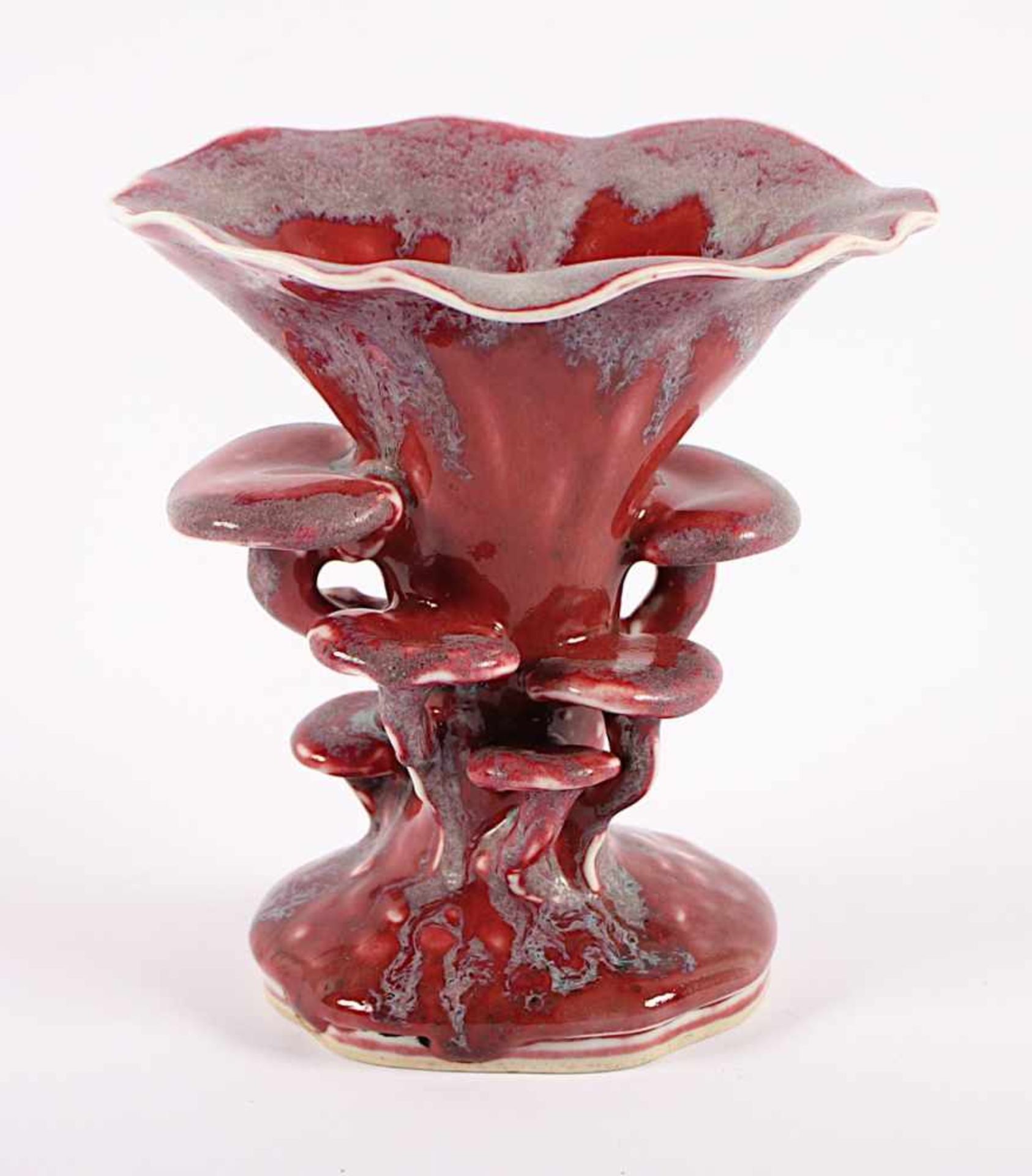 VASE, Porzellan, in Form einer Gruppe Lingzhi-Pilze, rote Verlaufsglasur, H 16, Haarrisse, CHINA