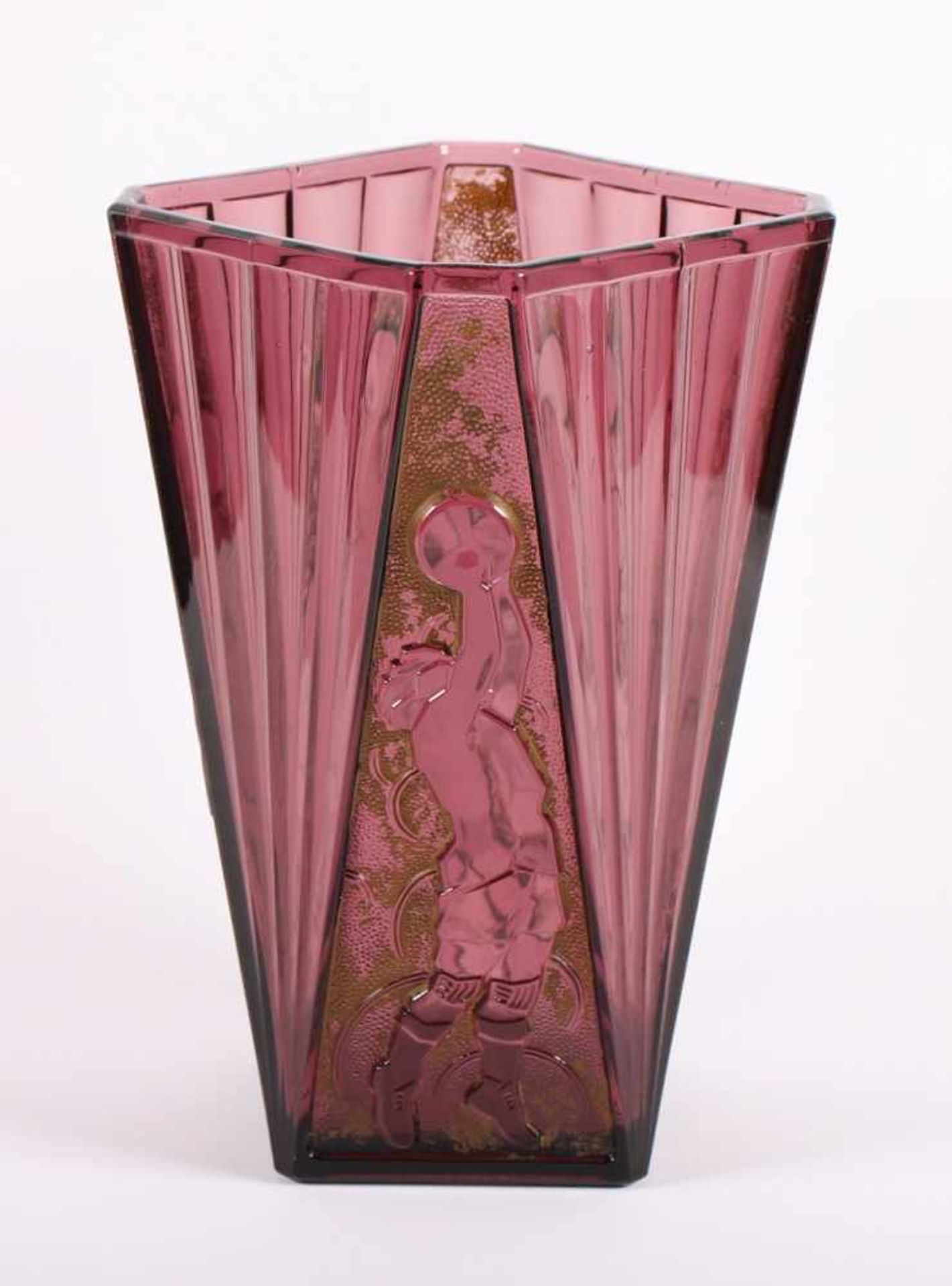 ART DECO-VASE, farbloses Glas, violett getönt, reliefiertes Ballspielermotiv, partiell gold