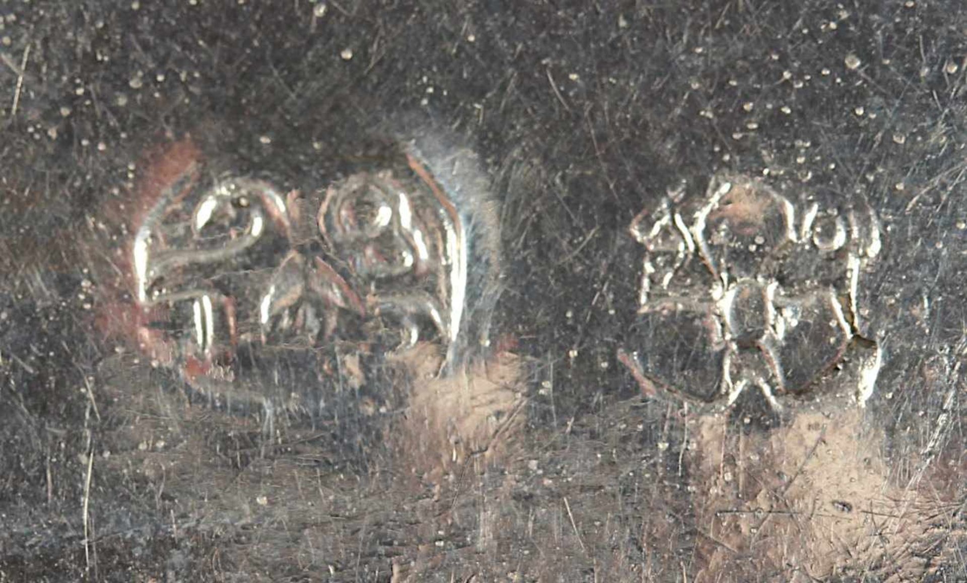 OVALE DOSE, auf dem Stülpdeckel graviertes Ligaturmonogramm unter Freiherrnkrone, L 4, ca. 18g, - Bild 3 aus 3