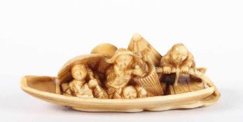 NETSUKE KOBUNE, Elfenbein, sehr fein geschnitzt und graviert, leicht eingefärbt und durch Gebrauch