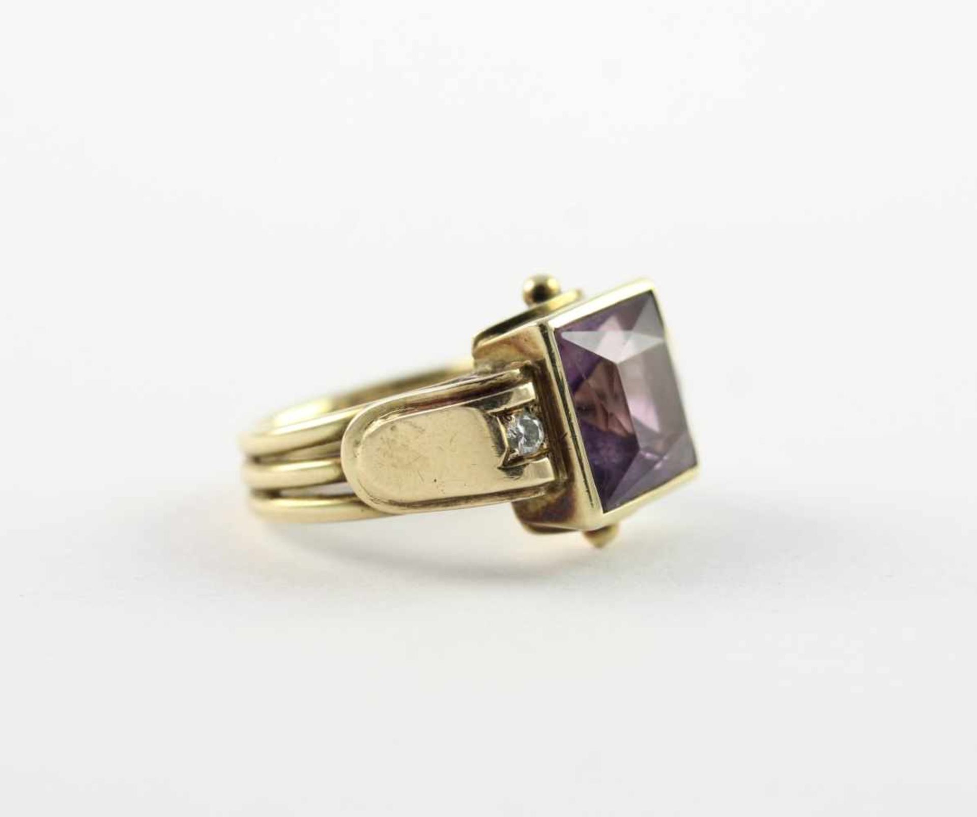 AMETHYSTRING, 585/ooo Gelbgold, besetzt mit einem hellen Amethyst und Diamanten von zusammen ca. 0, - Image 2 of 2