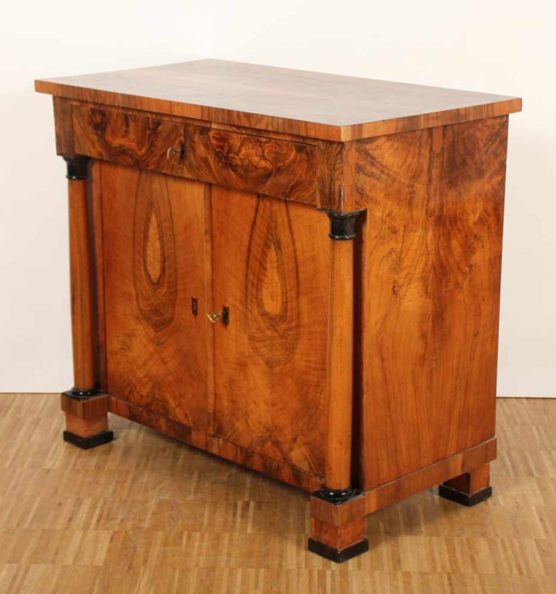 BIEDERMEIER-HALBSCHRANK, Nussbaum, einschübiger und zweitüriger Korpus, H 85, B 93, T 52, DEUTSCH, - Bild 2 aus 5