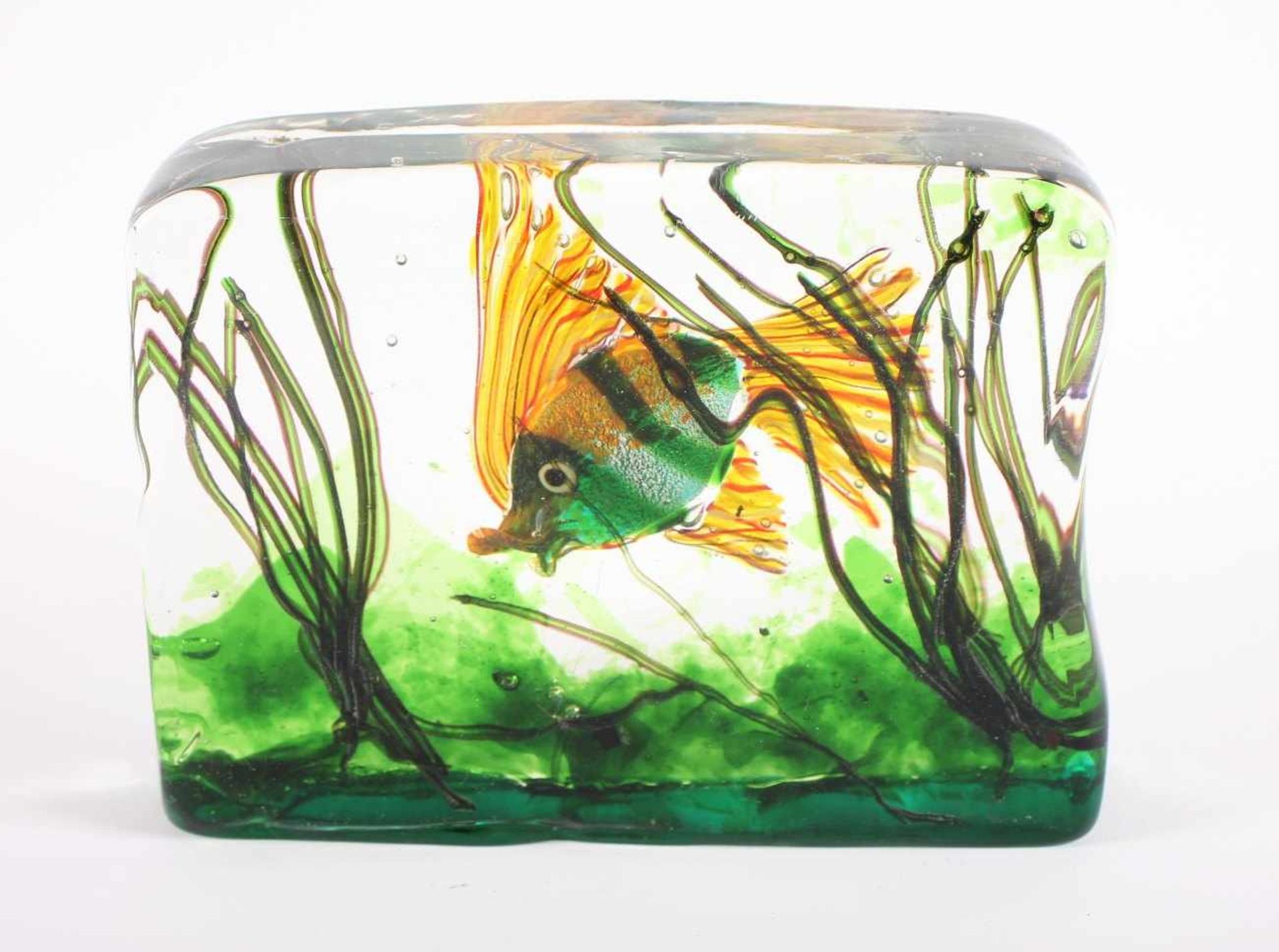 GLASSKULPTUR "AQUARIUM", Klarglasblock, polychrome Einschmelzungen in Form eines gelben Fisches