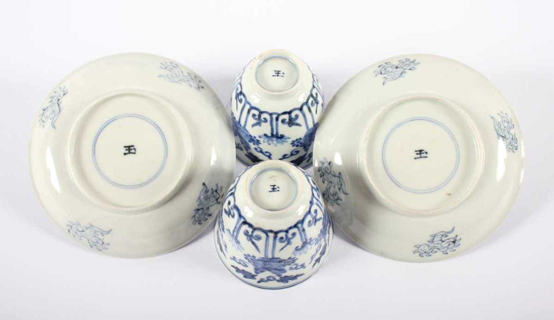 PAAR BLAU-WEISSE BECHER MIT UNTERTASSEN, Porzellan, in Unterglasurblau dekoriert, stilisierte - Image 3 of 3
