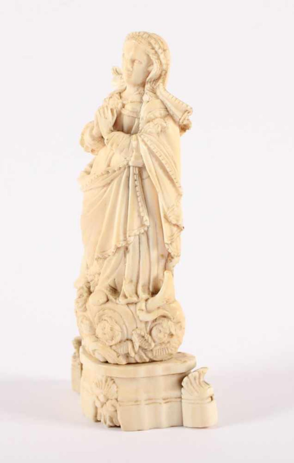 MONDSICHEL-MADONNA, Elfenbein, auf einem Sockel montiert die vollplastisch geschnitzte Madonna - Bild 2 aus 5