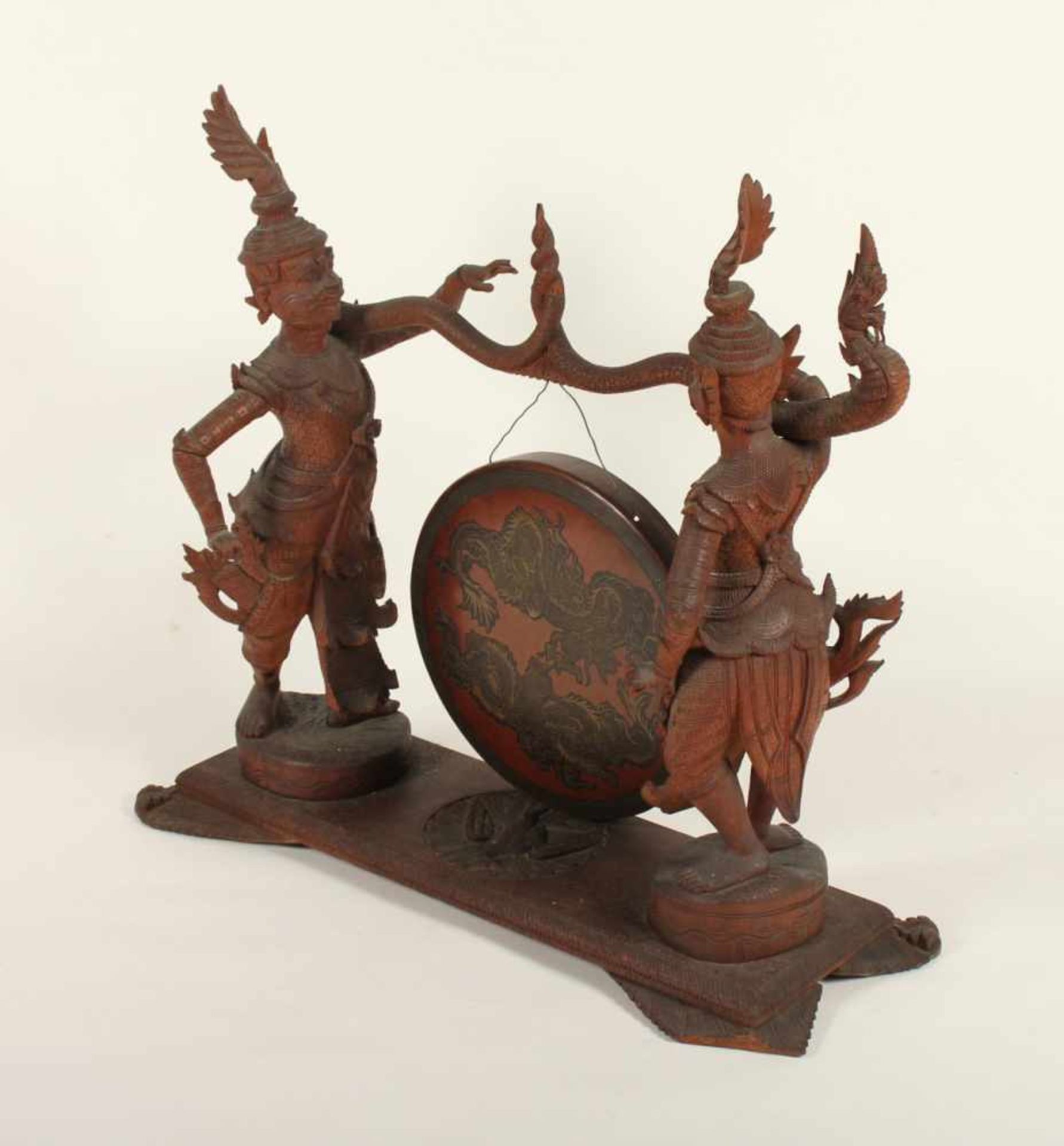 GONG, Bronze, figural geschnitzte Halterung aus Holz, H 81, B 86, min.besch., THAILAND, A.20.Jh. - Bild 2 aus 3