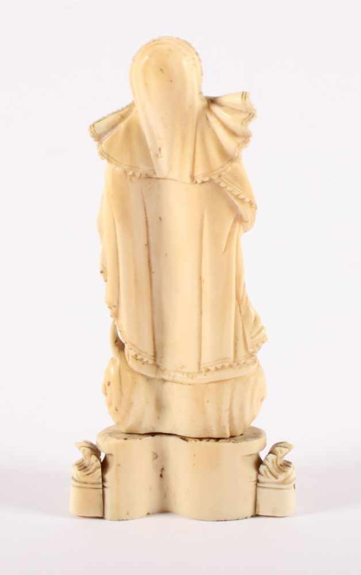 MONDSICHEL-MADONNA, Elfenbein, auf einem Sockel montiert die vollplastisch geschnitzte Madonna - Bild 4 aus 5