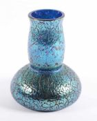 JUGENDSTIL-VASE, farbloses Glas, blau getönt, Pulveraufschmelzung in Silbergelb, craquelierte