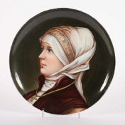 ZIERTELLER, polychrom gemaltes Damenportrait nach einer Gemäldevorlage, Dm 22, min.ber., wohl