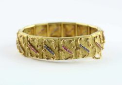 DAMENARMBAND, 750/ooo Gelbgold, besetzt mit kleinen Safiren und Rubinen, Sicherheitskettchen, L