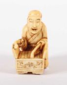 NETSUKE MOKKIN-SPIELER, Elfenbein, kniend hinter dem aus Indonesien stammenden, Xylophon-artigem