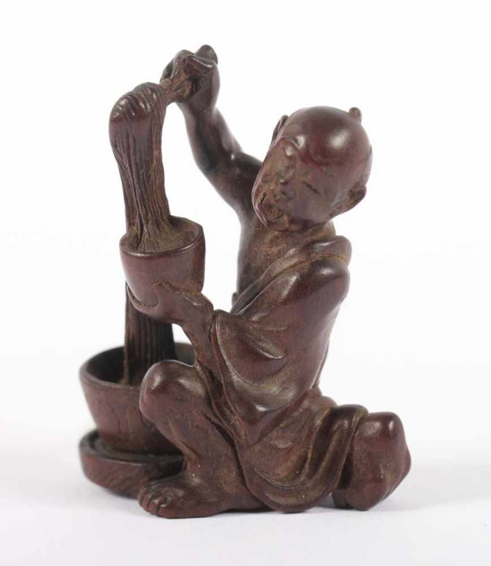 NETSUKE MANN UDON ABFÜLLEND, feinmaseriges Holz, fein geschnitzt und graviert, ein knieender Mann - Image 2 of 5