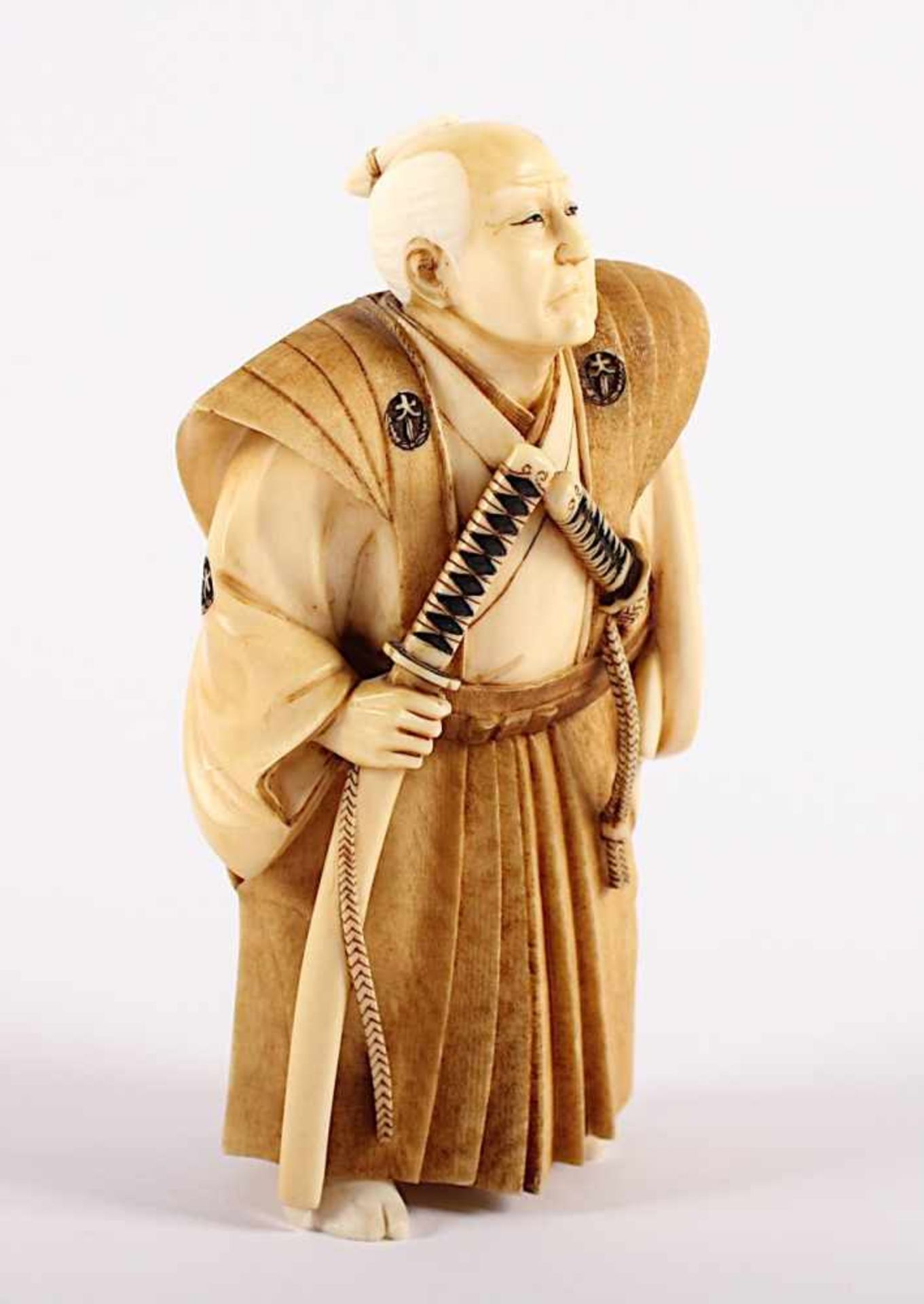 OKIMONO "SAMURAI", Elfenbein, sehr fein geschnitzt, unter dem Obi ein Wakizashi gesteckt, mit der - Image 2 of 5