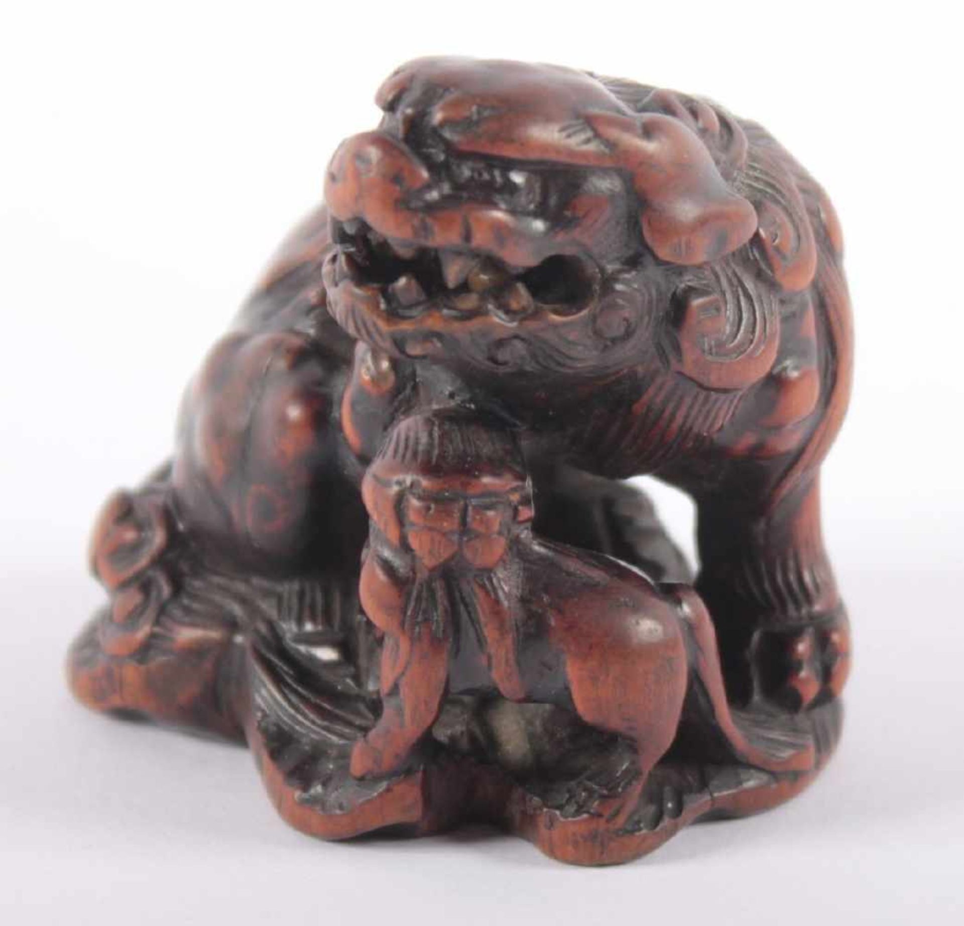 NETSUKE MÄCHTIGER SHISHI, wohl Buchsbaum, das Tier mit lockigem Fell und langem, gelocktem Schwanz - Image 2 of 4