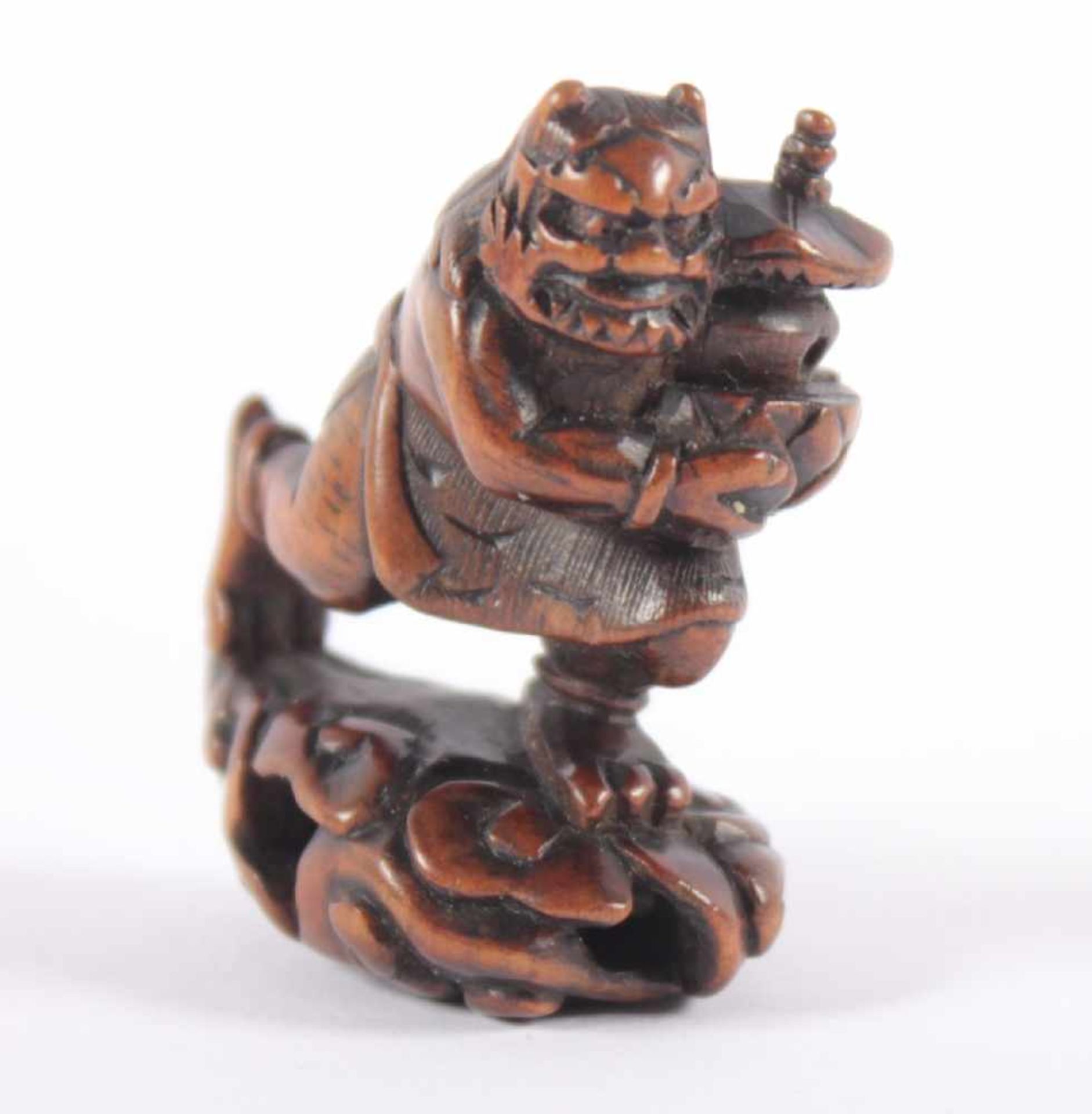 NETSUKE ONI MIT SCHREIN, Buchsbaum, fein geschnitzt und graviert, teils dunkel patiniert, der Teufel