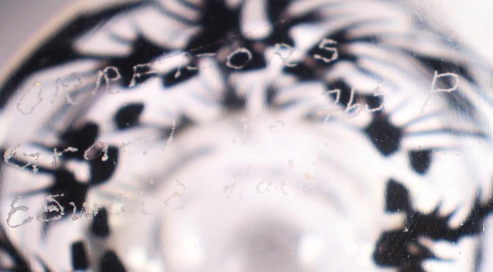 VASE "GRAAL", farbloses, dickwandiges Glas, in der Zwischenschicht schwarz gemalter Fischdekor, H - Bild 3 aus 3