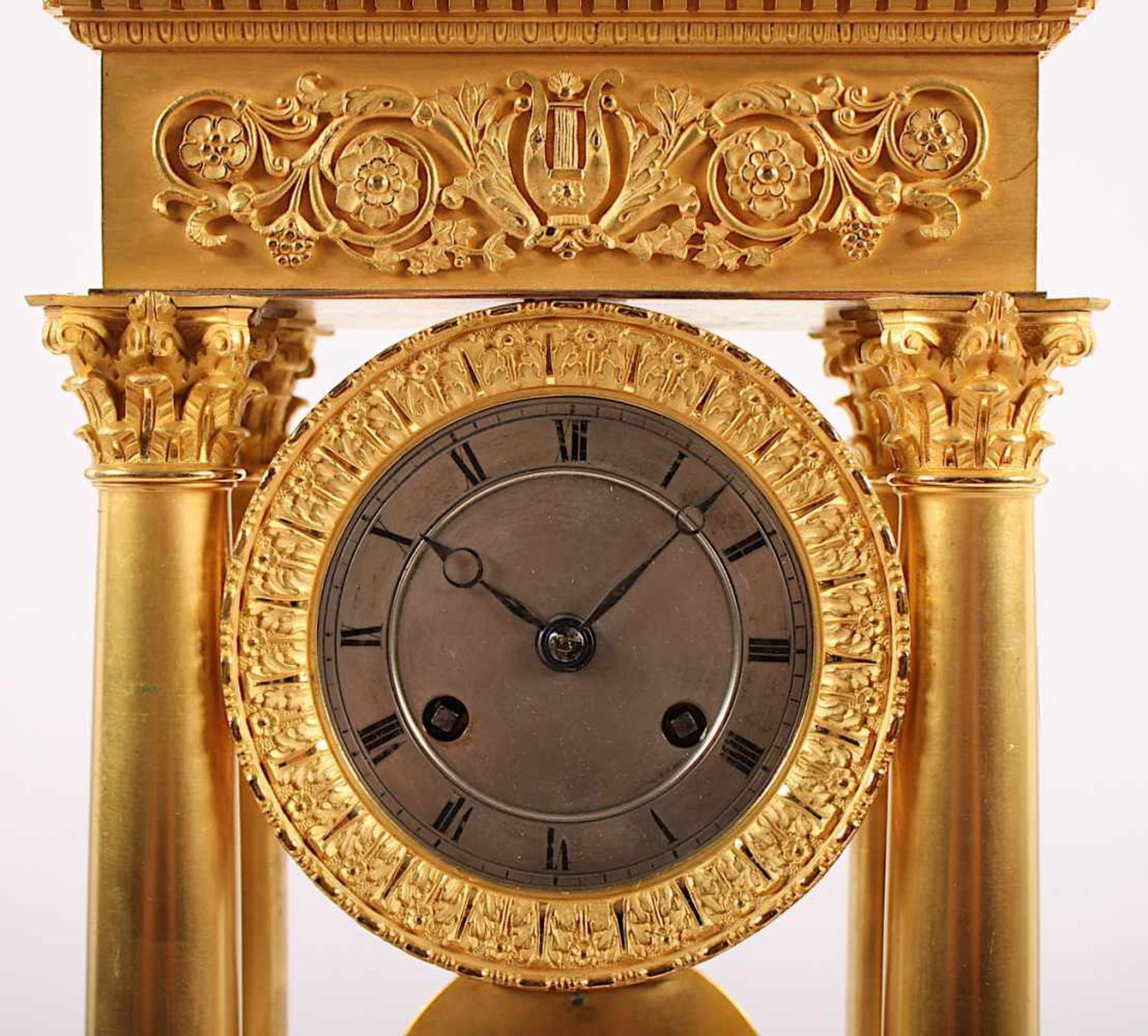 PORTALUHR, Bronze und Messing, vergoldet, Werk mit Kompensationspendel und Schlag auf Glocke, - Bild 3 aus 4