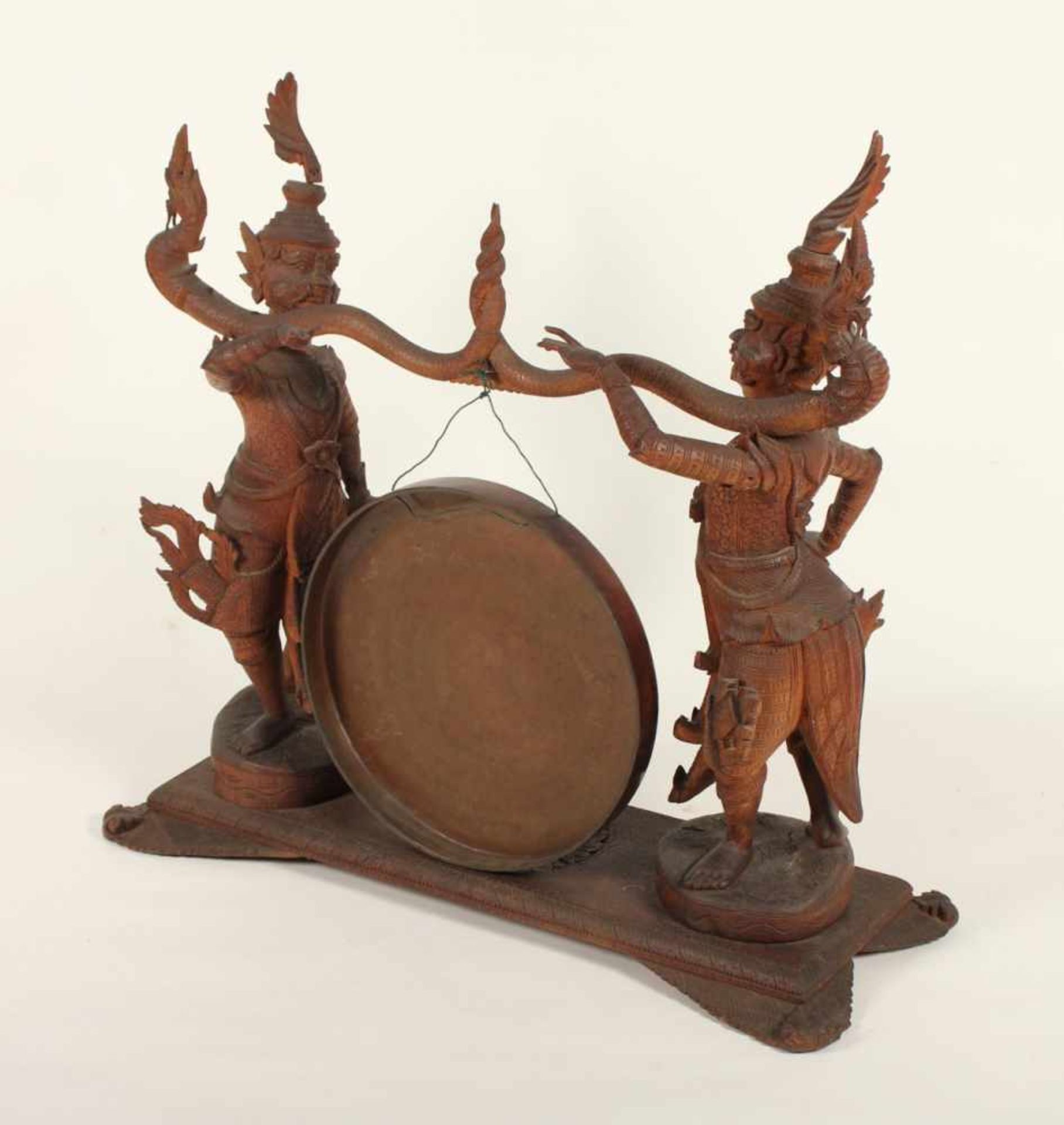 GONG, Bronze, figural geschnitzte Halterung aus Holz, H 81, B 86, min.besch., THAILAND, A.20.Jh. - Bild 3 aus 3