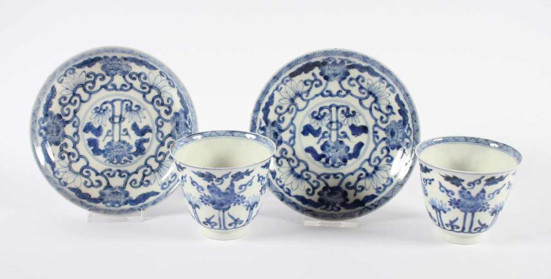 PAAR BLAU-WEISSE BECHER MIT UNTERTASSEN, Porzellan, in Unterglasurblau dekoriert, stilisierte