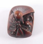 MASKEN-NETSUKE TENGU, Buchsbaum, fein geschnitzt, graviert und dunkel eingefärbt, die Maske mit