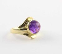 DAMENRING, 585/ooo Gelbgold, besetzt mit einem Amethystcabochon, RG 50, 6,8g