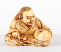 NETSUKE MASKENSCHNITZER, Elfenbein, fein geschnitzt, graviert und teils dunkel patiniert, sitzend