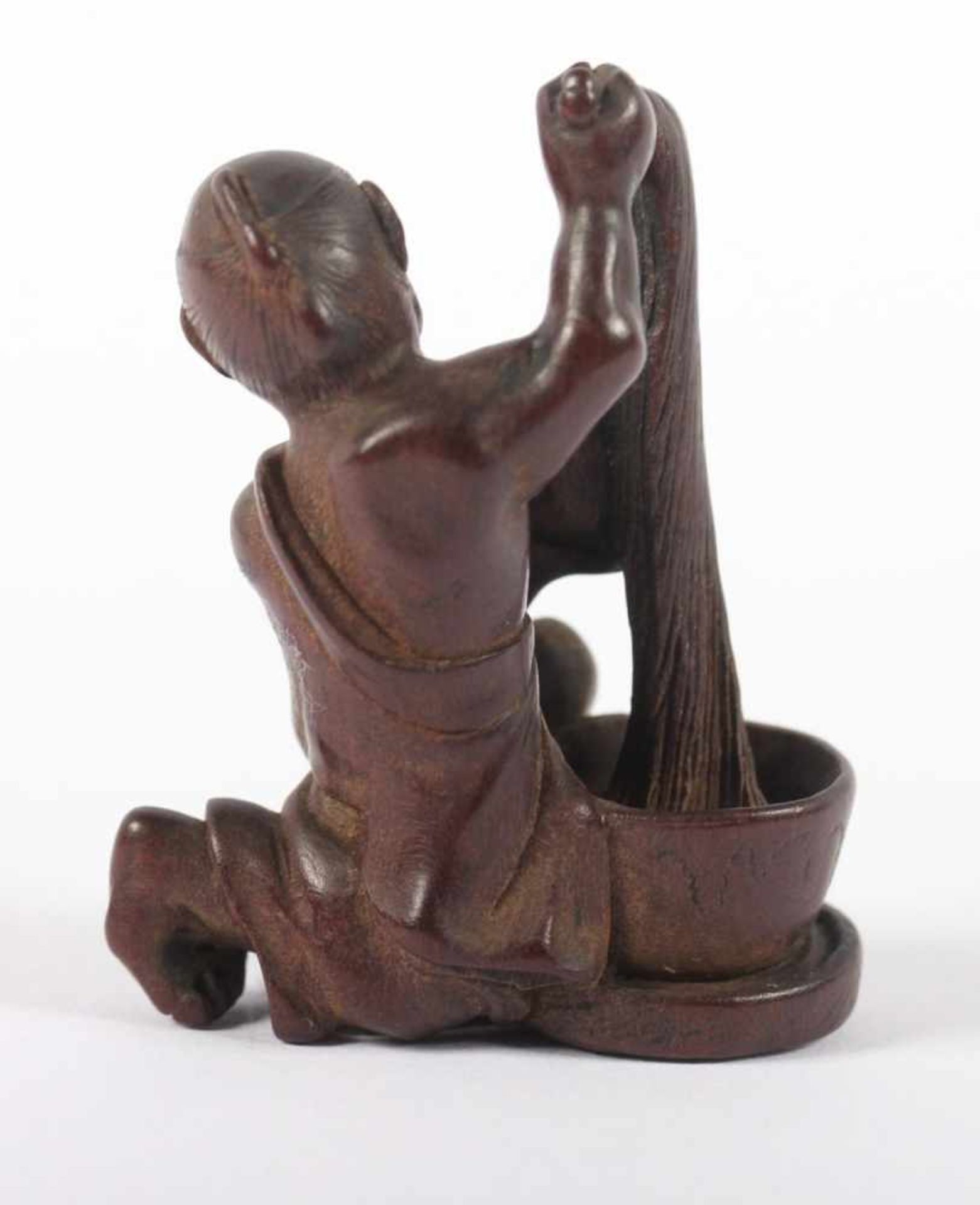 NETSUKE MANN UDON ABFÜLLEND, feinmaseriges Holz, fein geschnitzt und graviert, ein knieender Mann - Image 3 of 5