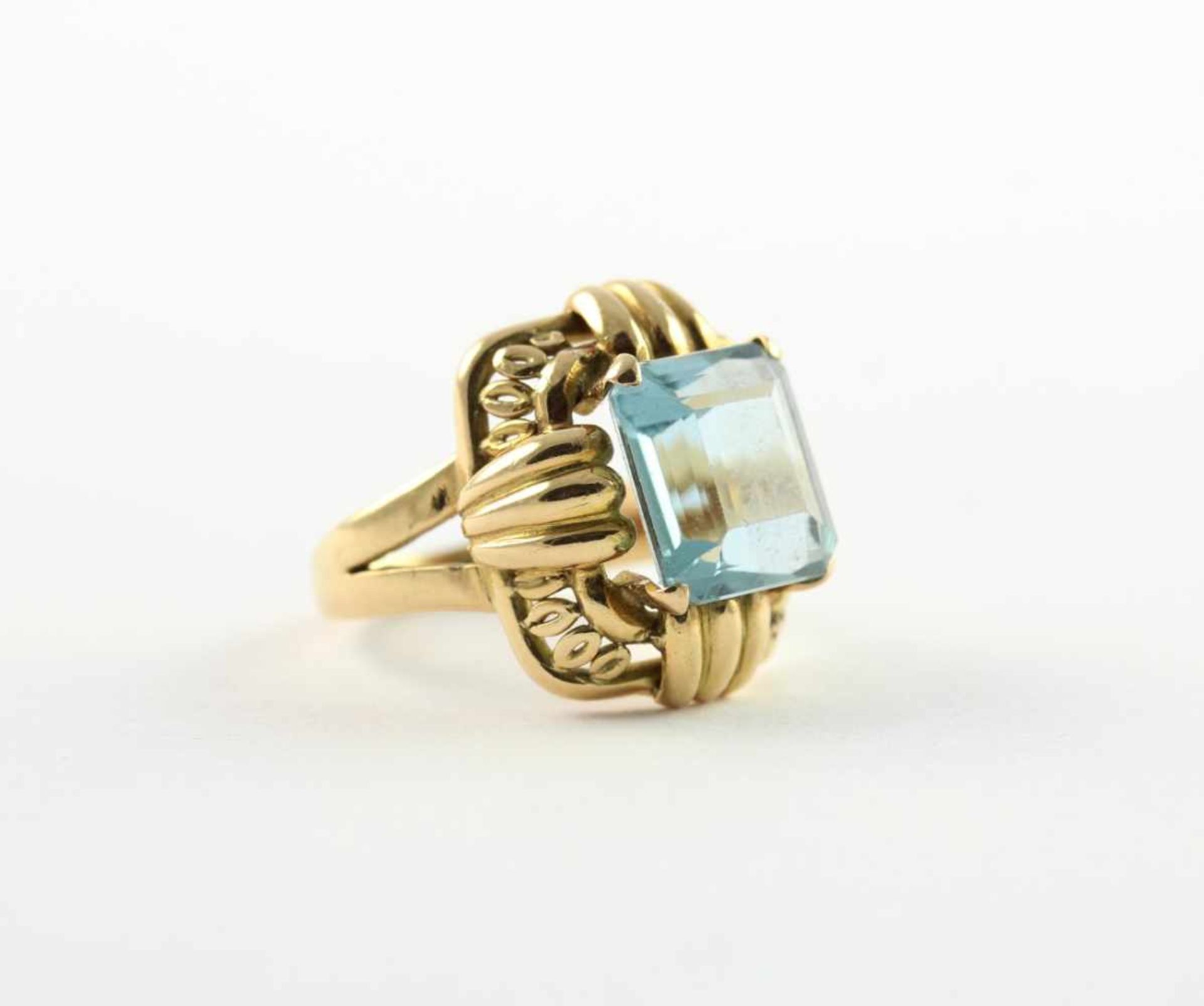 DAMENRING, 585/ooo Gelbgold geprüft, besetzt mit einem Aquamarin im Emerald-Cut, RG 56, 8,8g